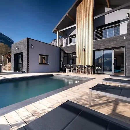 Bamboo Villa *